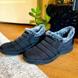 Minnetonka Indoor/Outdoor slipper shoes